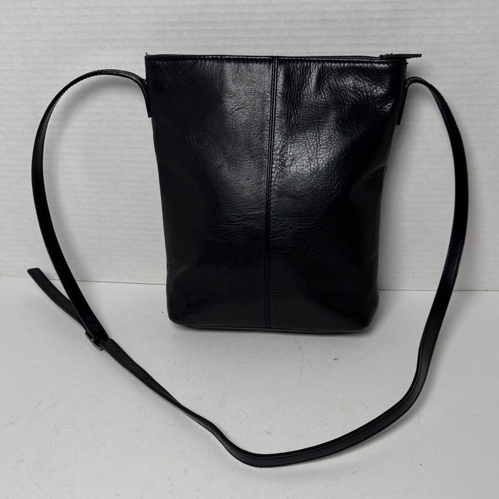 TANO Vintage 90s Minimal Sleek Black Pebble Leather Adjustable Crossbody Bag - Picture 5 of 16